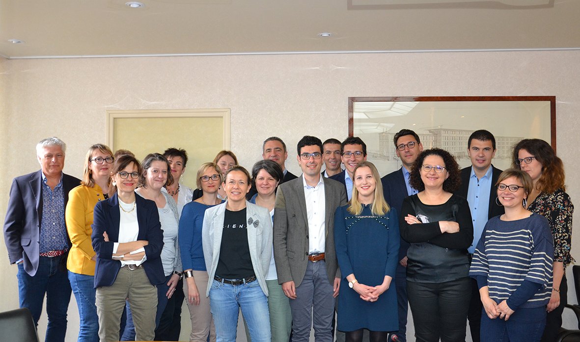 CPAM87's tweet photo. #Bienvenue
8 stagiaires de @EN3S_officiel en immersion 2 jours à la @CPAM87
Au programme, découverte des services en lien avec leur affectation, qui débutera le 1er juillet. https://t.co/3l1SKIfX8q