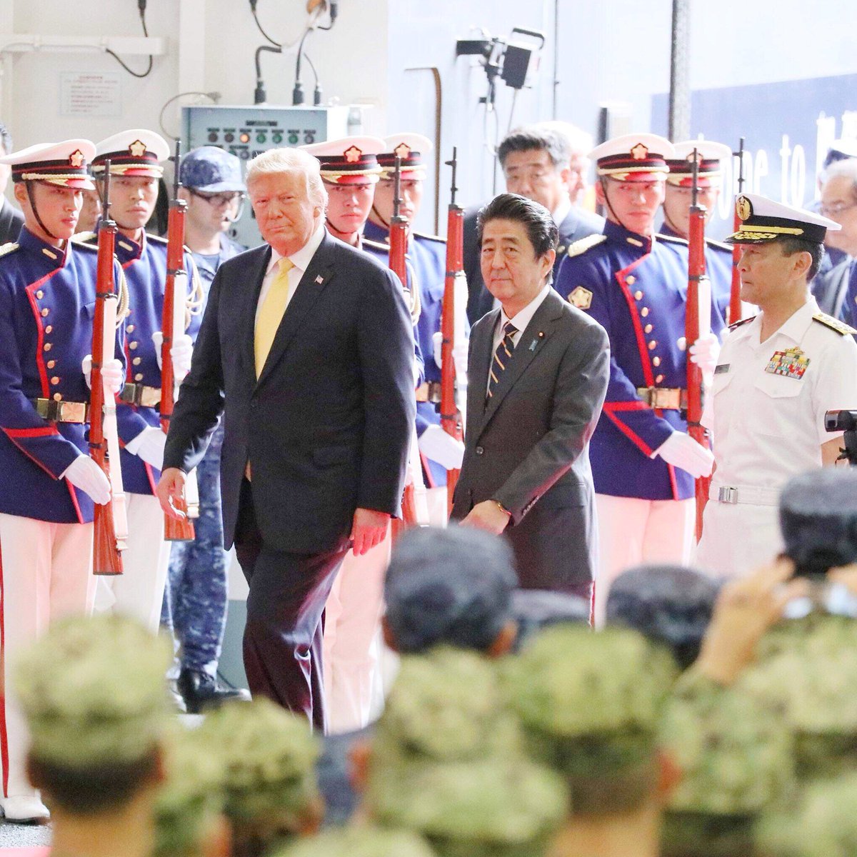 安倍晋三 日米同盟は 私とトランプ大統領の下で これまでになく強固なものとなりました かが の艦上に 自衛隊と米軍の 最高指揮官が 並んで立ったことは その証でもあります 安倍晋三 日米同盟は 私とトランプ大統領の下で これまでになく強固なものとなりました かが の艦上に 自衛隊と米軍の 最高指揮官が 並んで立ったことは その証でもあります