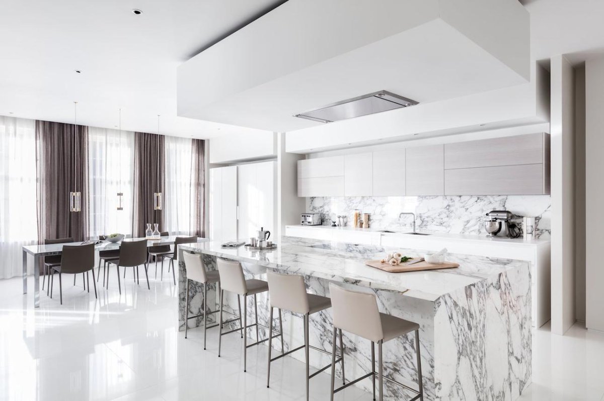 The #traditional #exterior and period features mask the #contemporary yet timeless interior of this unique #home. 🥂🌿🍃 #BlackOnyxGroup #BlackOnyxRecommends #BlackOnyxGLHC #GreaterLondon #HomeCounties #PropertyDeveloper #Property #Developer #Interior #Design #Style #Kitchen