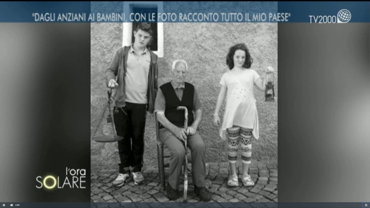 orasolaretv2000's tweet photo. .@giuliacaminada: "La #foto a me l'ha scattata mio figlio piccolo, è stato uno scambio generazionale, ho lasciato un po' di #memoria. Molti abitanti di #Barni hanno voluto in foto degli oggetti importanti per loro, o hanno omaggiato i familiari che non ci sono più". @TV2000it https://t.co/n9jC6nFN4u