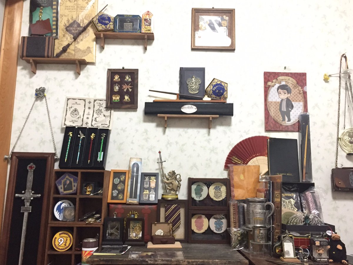 hp_1062's tweet photo. 私のハリポタ部屋の進化の過程の記録。取り敢えず手に入れた物手当たり次第配置時期
1/8

#私の部屋のハリポタエリア https://t.co/G2PzO56MWn