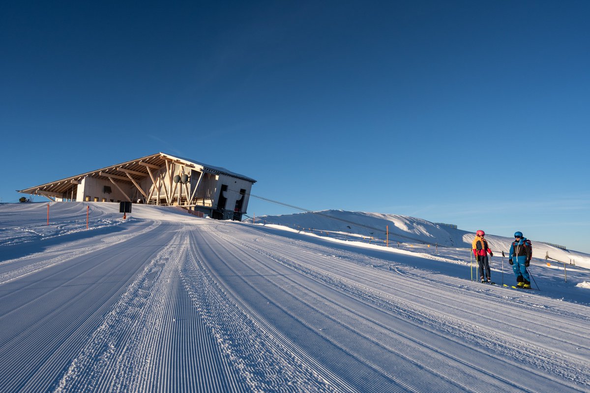 #Skifahren im Juni? Ja, auf dem #Chäserrugg! Vom 30. Mai bis zum 2. Juni 2019 könnt ihr auf dem Chäserrugg in #Unterwasser nochmals Skifahren. Neuschnee und angenehme Temperaturen machen es möglich! Weitere Infos hier: bit.ly/2Woetex