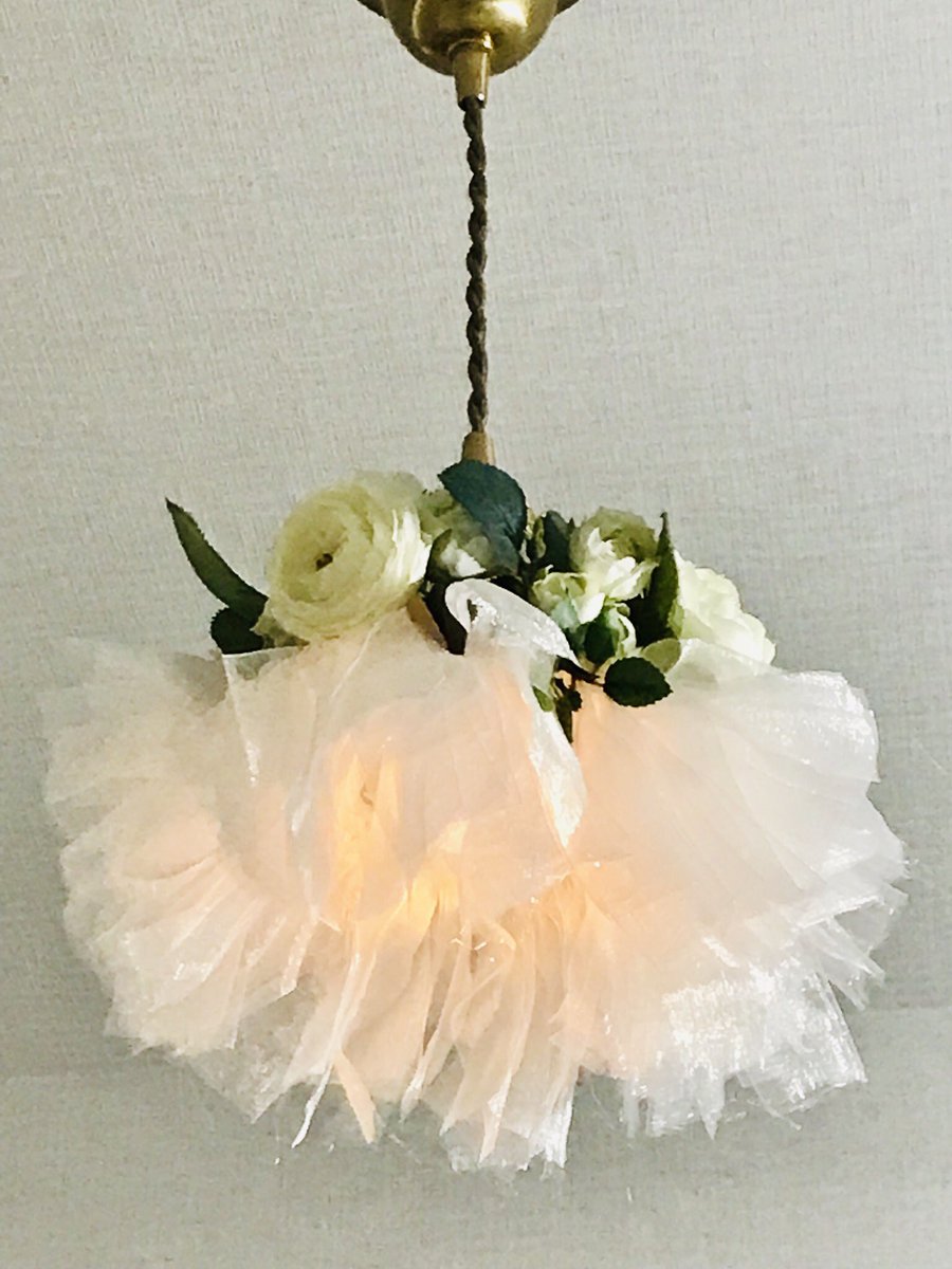 10ban_love's tweet photo. 先日仕入れた花とリボンでランプシェード作りました。裸電球からやっと脱却。
#COCORIANG #tobi #lanpshade #handmade https://t.co/lWUPAYpht5