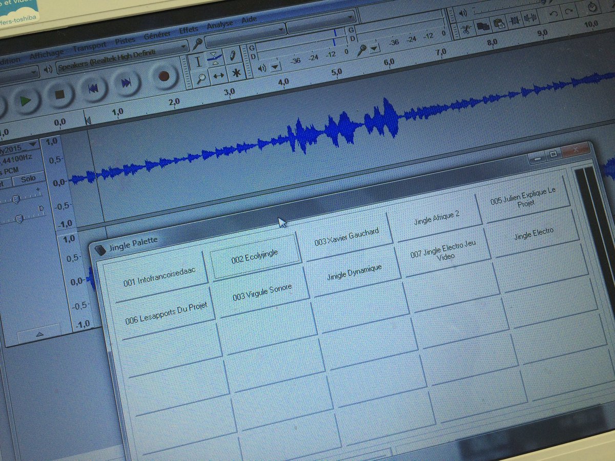 ClemiNormandie's tweet photo. Un peu de montage avant le direct #webradio en direct d'#ECOLY19 https://t.co/7yBuVNoiol