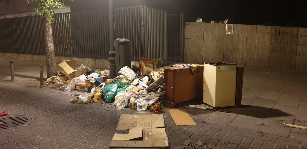 Esto es lo que ocurre cuando hay una mudanza, al parecer. El civismo en #lavapiés brilla por su ausencia.