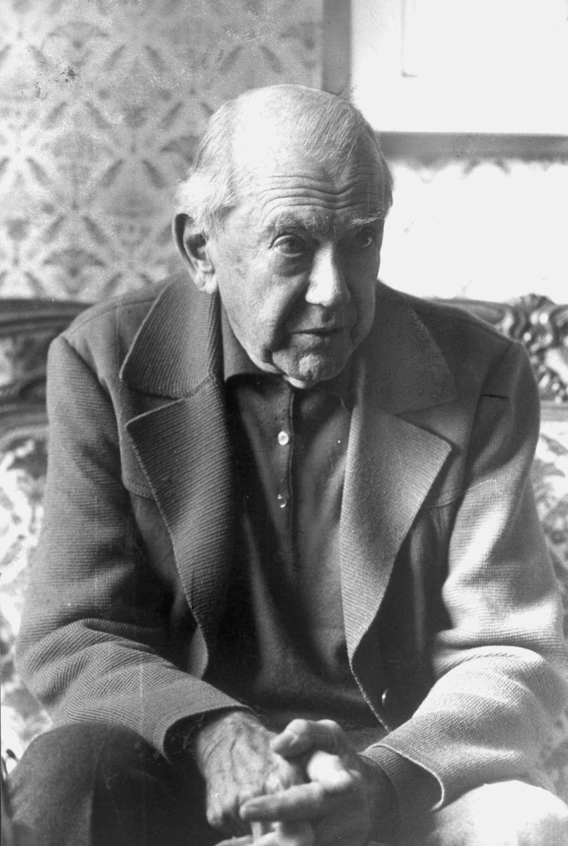 Brindisi per Graham Greene. «Il console onorario» è da 110 e lode. Per Antonio D'Orrico il romanzo, uscito in una nuova edizione per Sellerio, presenta «trama da vertigine, ritmo da film e dialoghi sofisticati». Siete d’accordo? La pagella e il sondaggio: is.gd/FU3v6J