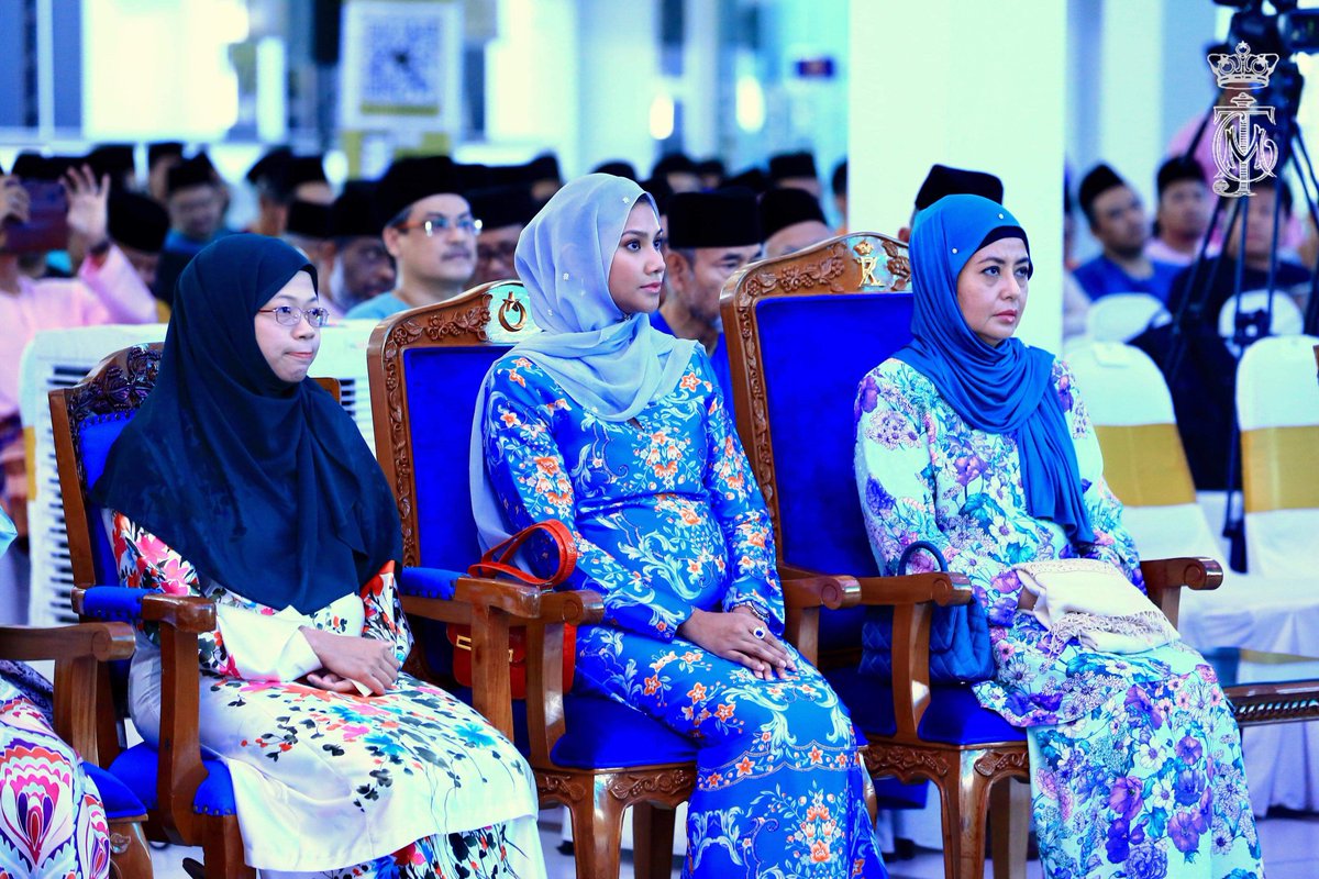 DYMM Sultan Ibrahim, Sultan Johor, DYMM Raja Zarith Sofiah, Permaisuri Johor &amp; DYAM Tunku Ismail berangkat hadir ke Pelancaran Projek Penyayang KFC &amp; Majlis Santapan Berbuka Puasa bersama Johor Corporation di Masjid Sultan Iskandar 2, Bandar Dato Onn.(1/2)
facebook.com/20835658252941…