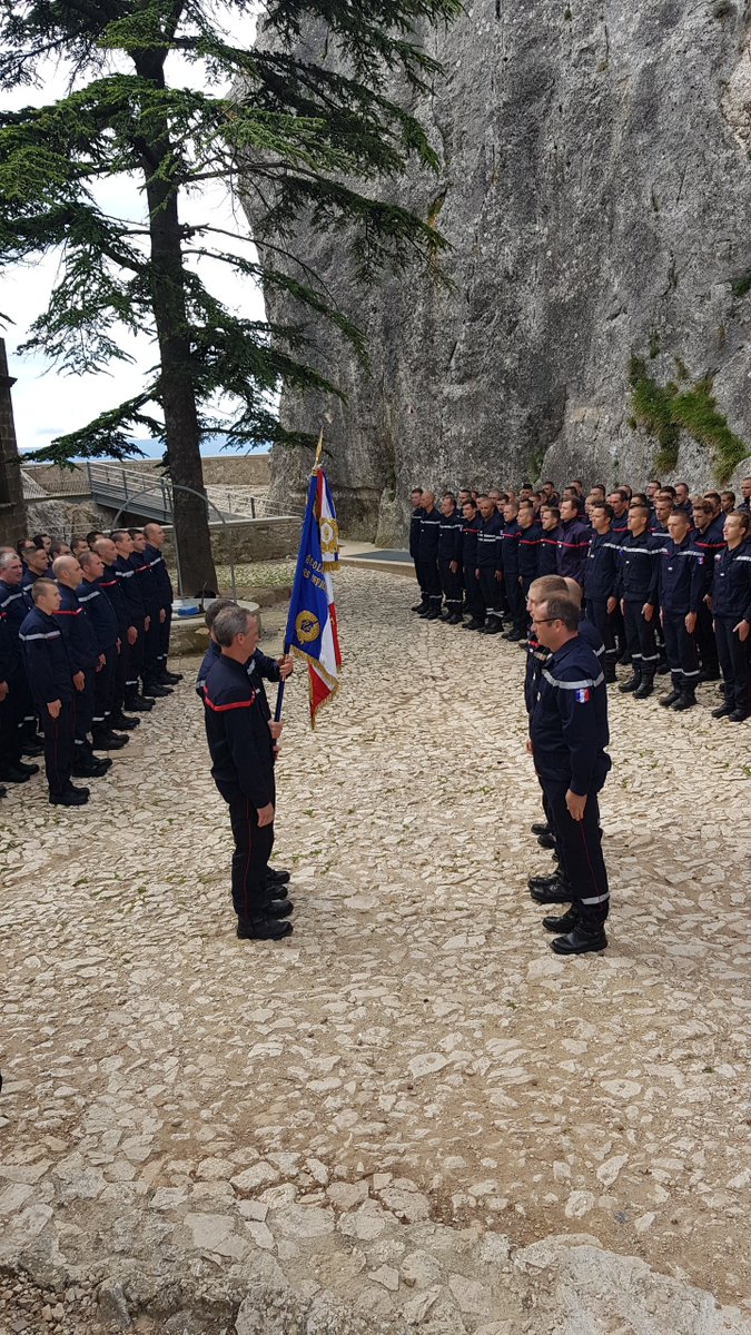 ENSOSP's tweet photo. Cérémonie au sommet de la Sainte-Victoire ce matin pour l’accueil des officiers de la #FILT98 et de la #FISSSM qui ont reçu le drapeau de l'@ENSOSP des mains des #FILT96 et #FILT97 en présence des élèves colonels.
#transmission #intégration https://t.co/BZRAUX7T3y