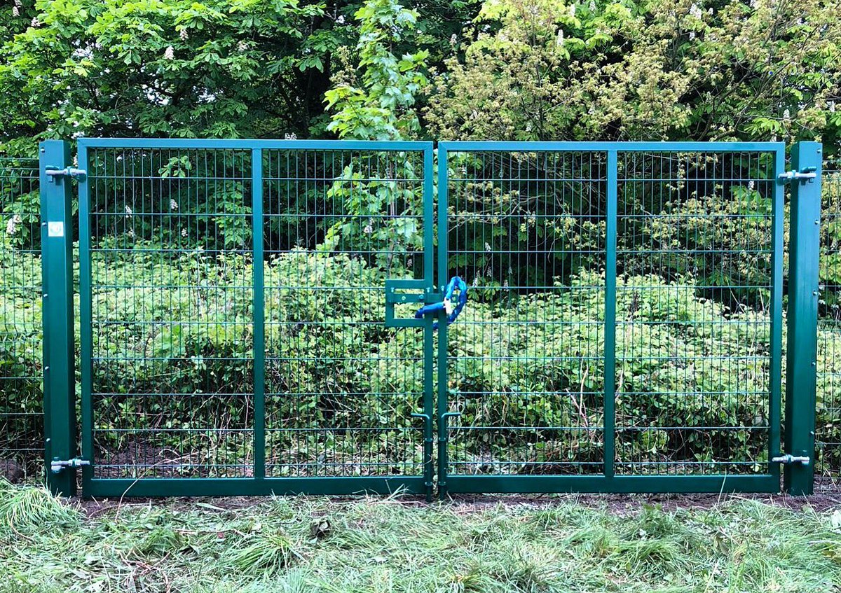 lindabrierley70's tweet photo. Existing fence line required two new openings creating and 2 prs of Double Leaf Gates supplying and installing urgently. Gates were manufactured by @FastlineSteel who gave us a great turn around and installed by one of @PeerlessLtd fantastic teams. #solarfarmsecurity #gates https://t.co/Uj0qUJwBjr