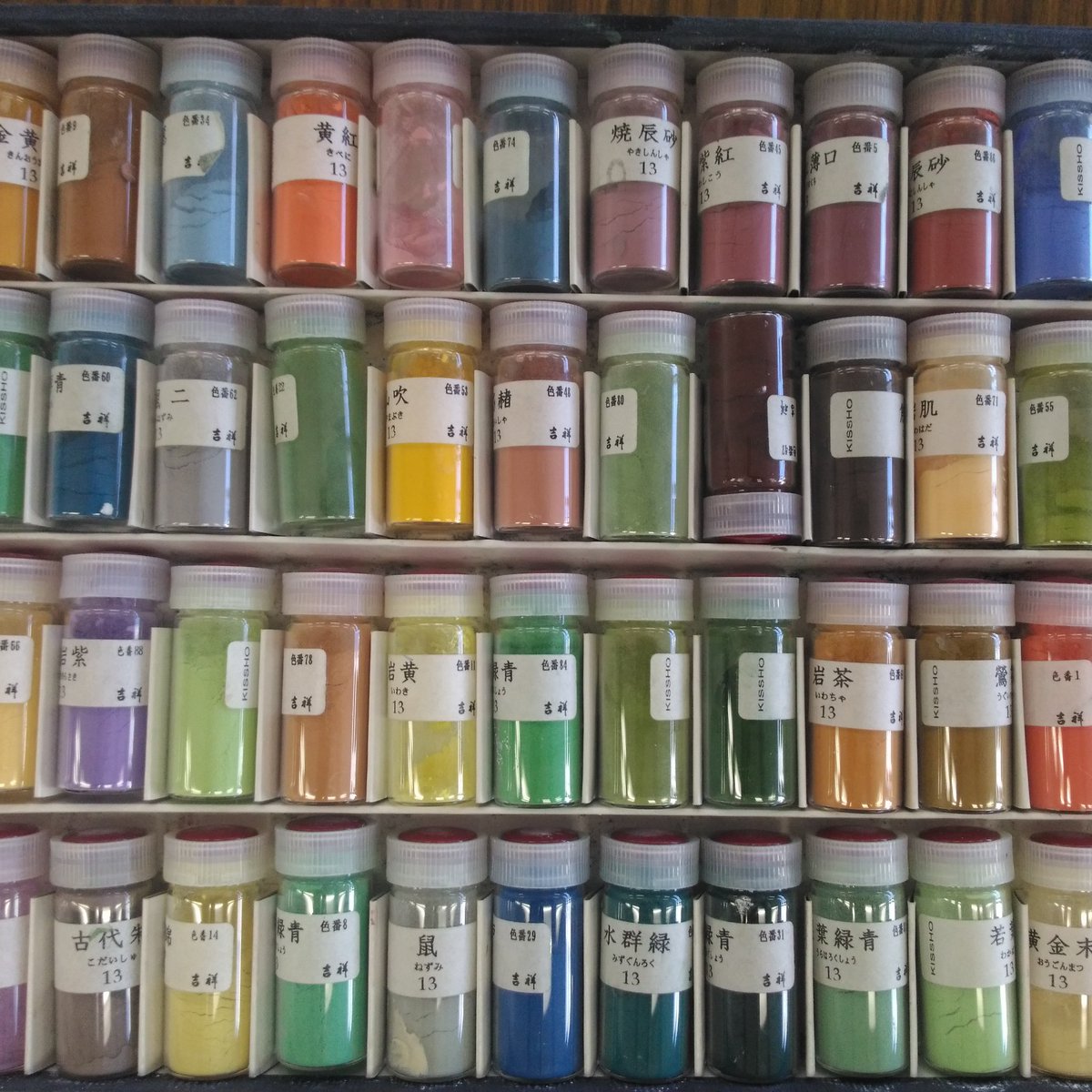 yoichiaraki's tweet photo. 日本画教室 / Japanese Painting class / японской живописи

岩絵の具/ Mineral Pigment

#Japanesepainting #art #nihonga #howto #painting #washi #paper #日本画 #岩絵の具 #作り方 #制作 #水干絵の具 #iwaenogu #japanesestyle #японскаяживопись #бумага #япония #crumpledpaper https://t.co/yd4YVE4p46