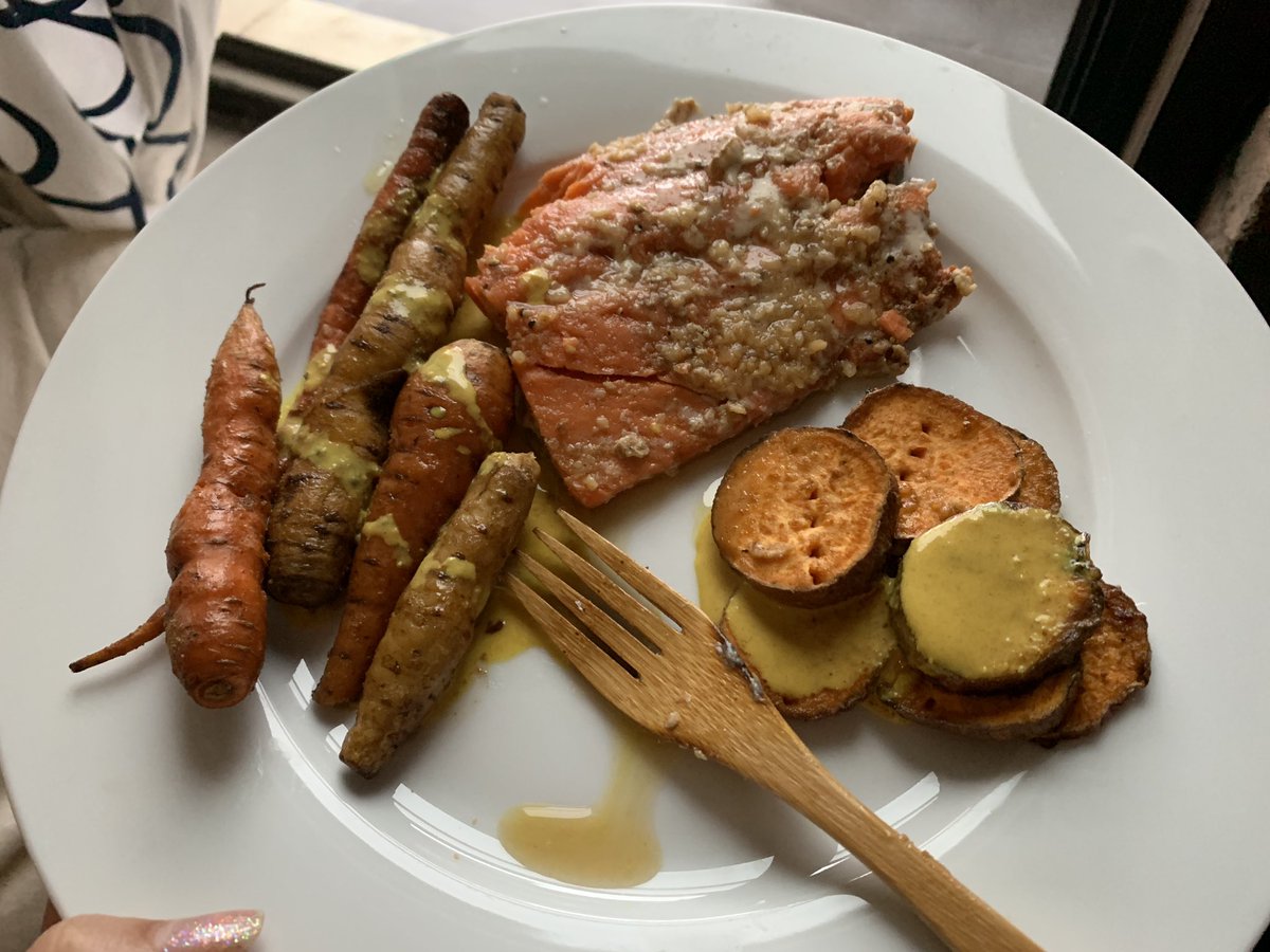 805Fit's tweet image. Before and after. Love my cast iron to cook my dinner all at once. Roasted this orange beauty with olive oil and various spices. Topped it with my favorite almond butter turmeric dressing. 🔥🎃🦊🍁💥🍊🧡