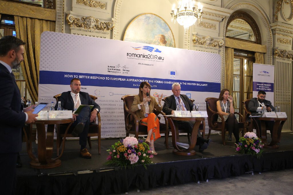 Over 2/3 of young people in #WB believe in benefits of #EU membership, associating it w/ opportunities 2 travel, study &amp; work. Let’s invest in skills,create opportunities 4 them to stay,that is the best investment in our region. 👉bit.ly/2QttfLl
 #PoweredbyRCC <a href="/ro2019eu/">ro2019eu</a>