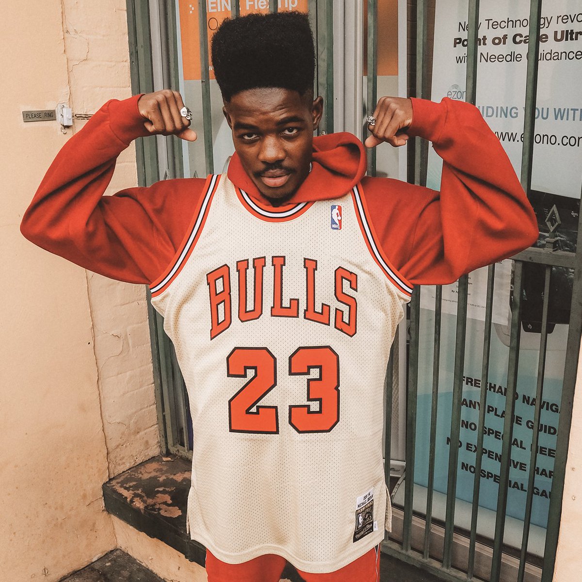 yomzansisneaker's tweet photo. For another edition of our ongoing editorial series #YMZStyleBase, we took on the Michael Jordan Gold Jersey by @mitchell_ness feat. @WesThesis 📱 See the full editorial https://t.co/bzzPdzzU0H 

Jersey available through @SheshaLifestyle https://t.co/BkZWBcVSxS