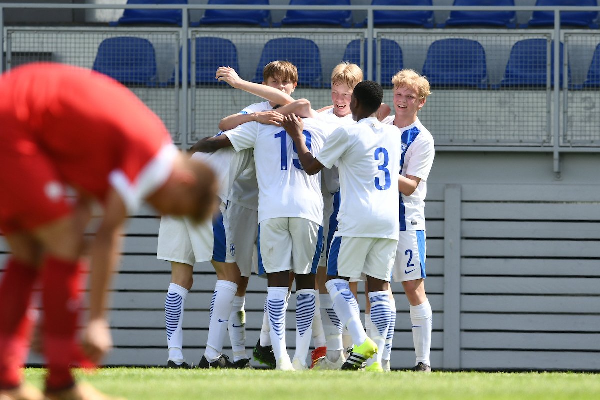 Huuhkajat's tweet photo. U15-pojat (2004) avasivat maajoukkuetaipaleensa voitolla 💥💥
Puola kaatui Jimi Tauriaisen ja Aleksi Heinon maaleilla 2-1 (2-0). Upeaa Suomi 🇫🇮 #Minihuuhkajat https://t.co/0vO57sVwB0