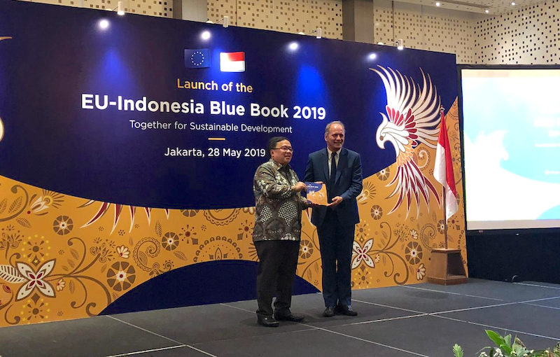 uni_eropa's tweet photo. The #EU launched today the EU-Indonesia Blue Book 2019 #TogetherForSustainableDevelopment with many success stories by the EU & its Member States! Thank you Minister Bambang Brodjonegoro @BappenasRI & our partners for joining us! #EUandRI โ https://t.co/v4zADUKExE https://t.co/PZffaEmLze