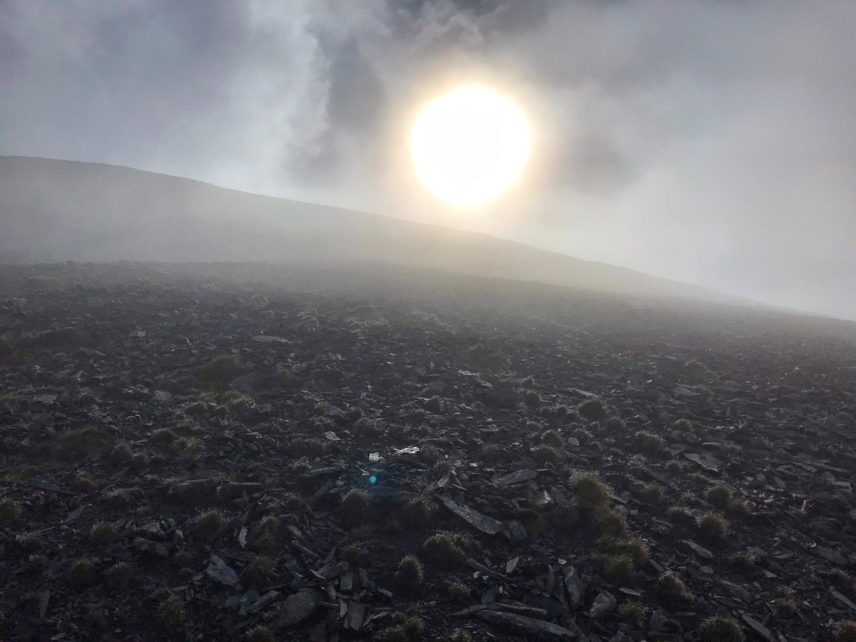TheLakesMike's tweet photo. The dancing clouds finally cleared... as I got back to the car ~1030hrs.
.
#UllockPike #Carlside and #Skiddaw for breakfast, a beautiful ridge.
.
#kbcwainwrightchallenge #getoutside #beatyesterday #cumbria #lakedistrict #run #ukrunchat #trailrunning #fellrunning #WainwrightWalks https://t.co/3MTWbJMAAN