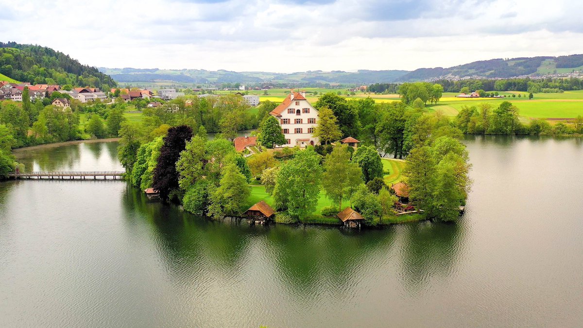 RCflyLuzern's tweet photo. Schloss Mauensee LU 

#mauensee #castlemauensee #schloss #schlossmauensee #drohne #luftaufnahmen #rcfly #mavic2pro #pics #luzern #photography #photo #litchi #switzerland https://t.co/QVSFQivF1B