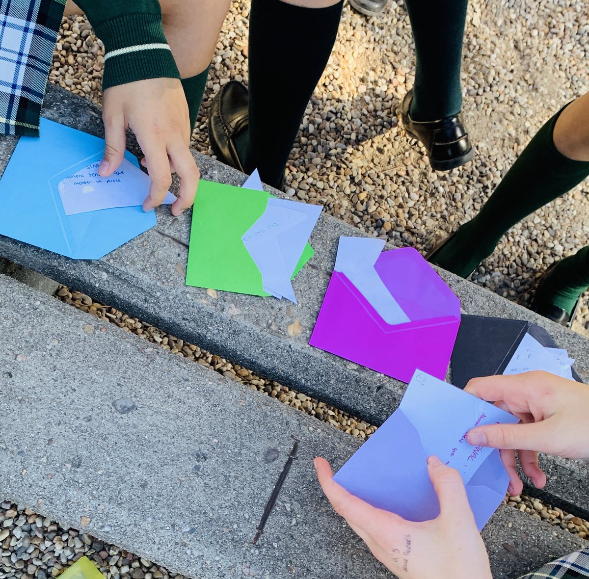 c13okapy's tweet photo. Hoy, en Relilandia, gimkana sobre Jesús preparada por ellos, la profe tb juega y aprende. Juntos en este proceso de cambio educativo. Como ayuda cambiar el entorno del aula para que fluyan mejor las cosas. #relilandia #gamification #education #siempreasunción @AsuncionCblanca https://t.co/QflPMEJB4i