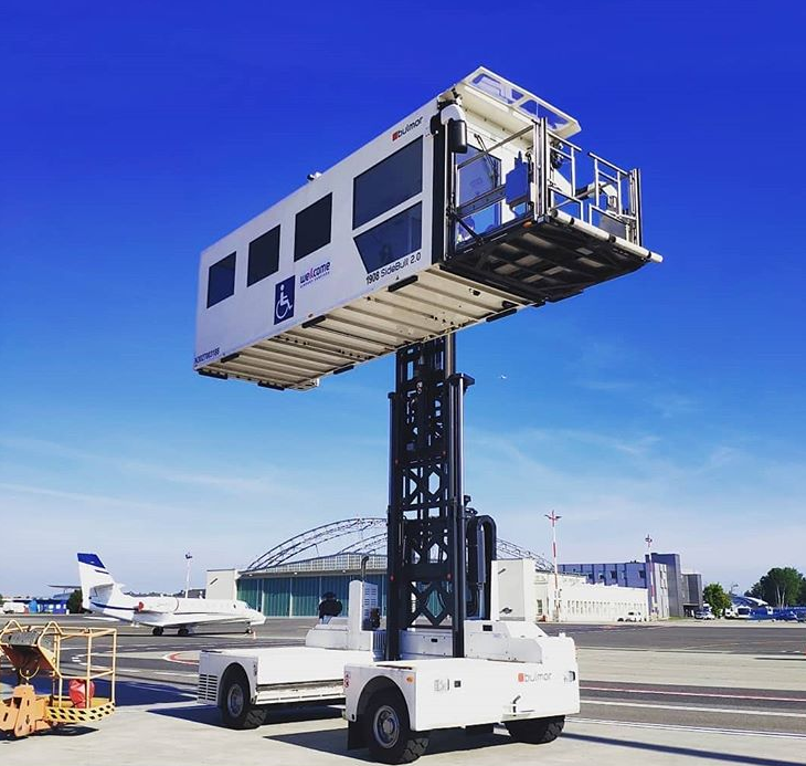 konrad_gruber's tweet photo. Great picture of an #Ambulift @WAW from welcomeairportservices on instagram. 

https://t.co/yUl6DIPwyC https://t.co/Thv8opXPTC
