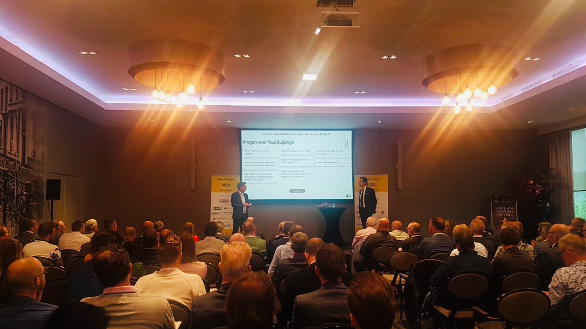 pDV2030's tweet photo. Kwartiermaker Paul Buijsingh schetst vandaag de contouren van de #SafetyDeltaNederland op het nationaal #BRZO congres van @IIRIndustry! Ook het publiek levert interessante input 👌🏼🏭❗️ https://t.co/fCOnbpRSNU