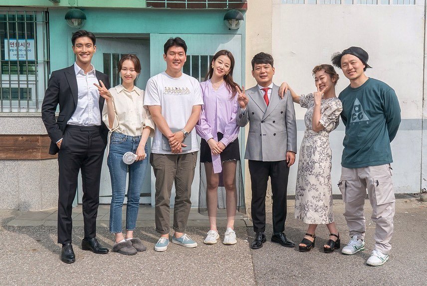 SJTurkeyBluElf's tweet photo. [190528] Siwon IG Güncellemesi (Siwon, My Fellow Citizens kadrosu ve personelleriyle birlikte.) 

"Son gün. Elveda. #MyFellow Citizens" https://t.co/BSihqqHfWB