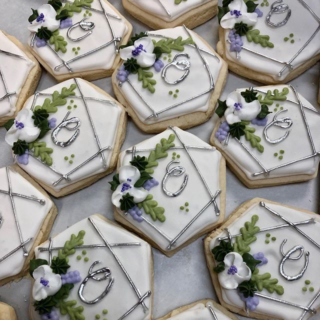 bartonsbakeshop's tweet photo. Custom Monogram cookies are a great personal touch to your #pittsburghcookietable #pittsburghbakery #bartonsbakeshop #bakeshop #monogramcookies #weddingcookies #rusticwedding #hexagoncookies #rusticflowers https://t.co/oQzr2JfJ1N
