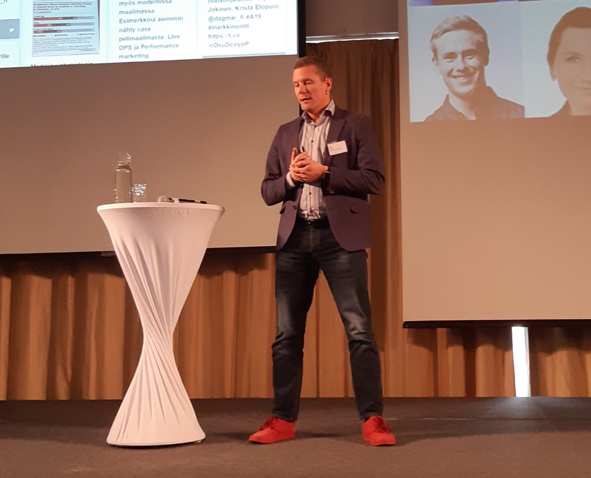 KatjaBackstrom's tweet image. Onnea 1v. GDPR! Seremoniamestarina lavalla yleisöä laulattamassa @Asiakastieto &amp;amp; #A19