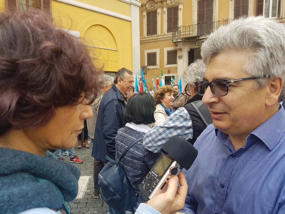 FilcaCisl's tweet photo. Oggi siamo in piazza Montecitorio insieme a #Cgil #Cisl #Uil per dire NO alla #leggedellagiungla! Il decreto #sbloccacantieri si può e si deve cambiare, il #governo ascolti il #sindacato.  
#edilizia #appalti #28maggio #legalità #CgilCislUil https://t.co/eKAG1iXeXZ