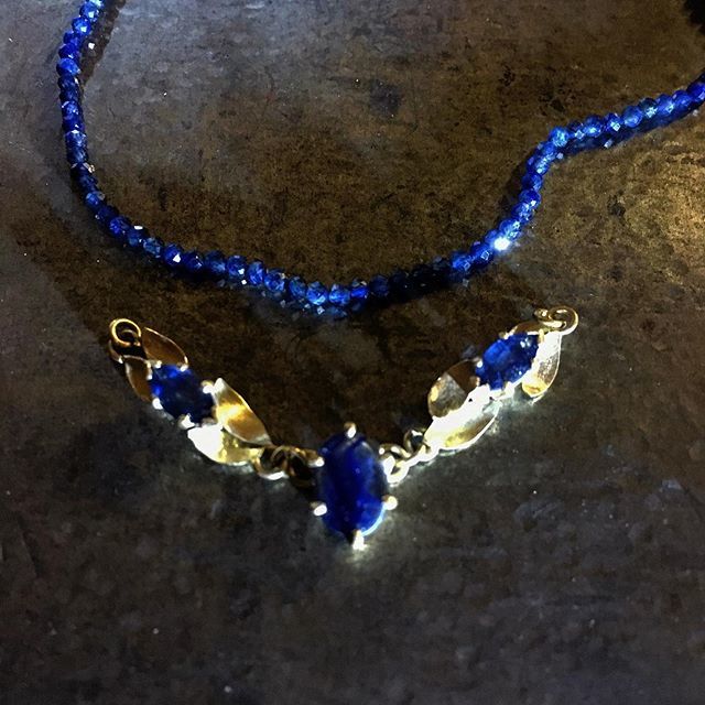 Ready to marry these stunning sapphire beads to a centrepiece of gold and sapphire stones
.
.
.
#bluesapphires  #foliumcollection #susihinesjewellery #sapphireandgold #finejewellery #sapphirependant
#azulzafiro bit.ly/2HFqbcw