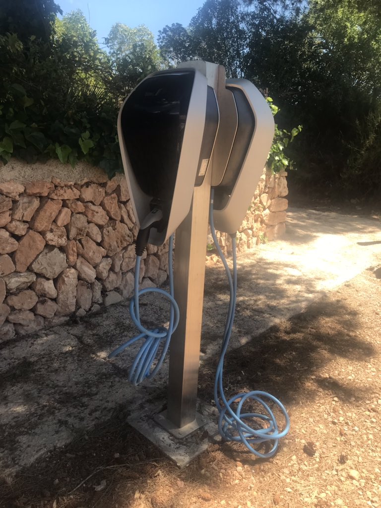 #LadeInfrastruktur mitten auf #Mallorca 👍🏻 #eMobility <a href="/BMW/">BMW</a>