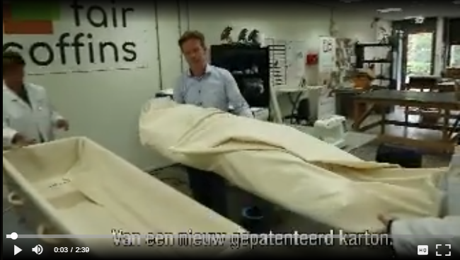 SuusNL's tweet photo. 'Een kartonnen kist wordt doodnormaal.' Jaarlijks worden 150.000 Nederlanders begraven of gecremeerd, maar houten kisten zijn vervuilend, zegt Fair Coffins. Voor 395 euro is ie van jou. https://t.co/knOpQWEVS9 https://t.co/Wka0lJkDyb