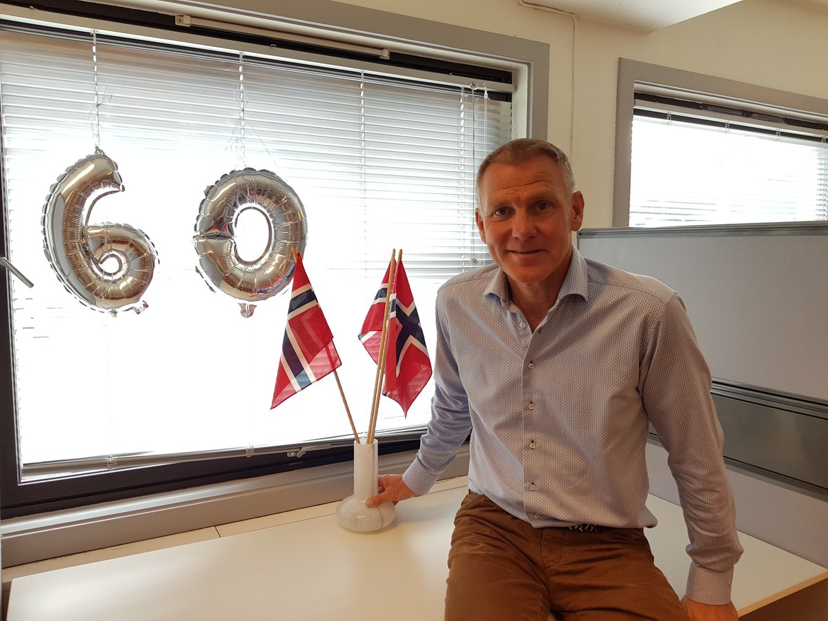 ClarifyNorge's tweet photo. I dag er det fest på kontoret, Knut fyller 60 år! 🇳🇴🥳 Knut er mannen bak Clarify, med visjoner og engasjement for å skape en bedre digital skolehverdag. Det er vi glade for, og vi tror vi har med oss mange elever og lærere som er enige i det. Takk og GRATULERER med dagen, Knut! https://t.co/M2iLDEvYU3