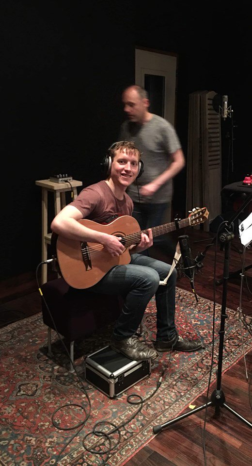 ArchiPol_tune's tweet photo. 🎩Session enregistrement d'une chanson-commande hier, à l'Entresol Studio 🎶🎤
Guitare, chant, violoncelle, percussions corporelles, et même Glockenspiel!!🐦
Merci Olivier Bostvironnois et Laurent Lavaur!
#recordingstudio #recordingartist #guitarsolo #songwriter #entresol https://t.co/QdtBdJl2g2