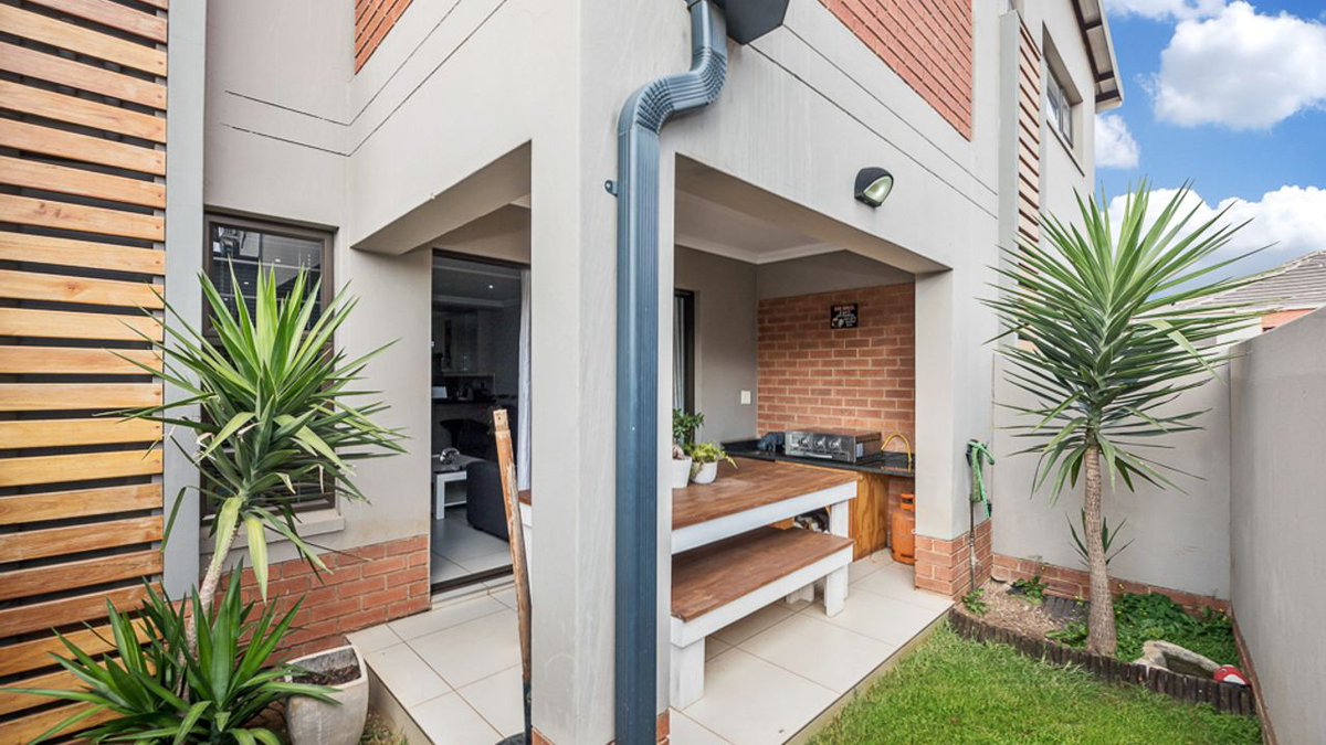 LeadhomeSA's tweet photo. This stunning 2-bed townhouse was #JustListed for R1,450,000 in Glen Marais. Book your viewing & check out more πΈ here: https://t.co/VlrS4Fro2i or βοΈ call 010 590 3088. #Leadhome #OneFlatFee #RealEstate https://t.co/ucGy6V4OSX