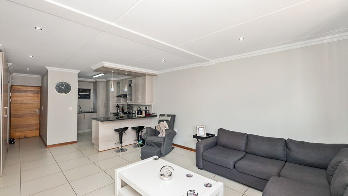 LeadhomeSA's tweet photo. This stunning 2-bed townhouse was #JustListed for R1,450,000 in Glen Marais. Book your viewing & check out more πΈ here: https://t.co/VlrS4Fro2i or βοΈ call 010 590 3088. #Leadhome #OneFlatFee #RealEstate https://t.co/ucGy6V4OSX