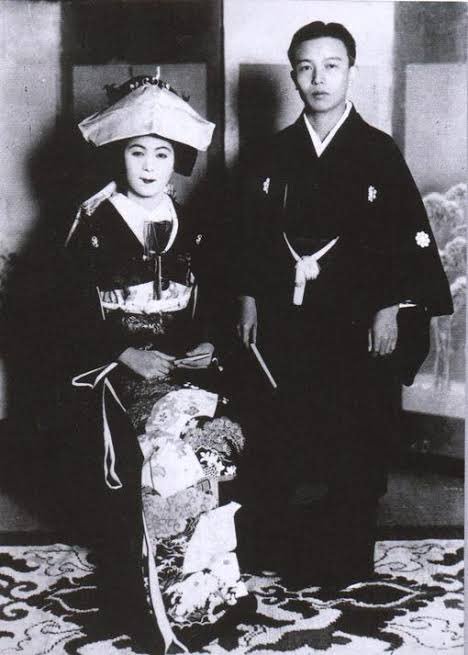 中也の結婚時の写真。
立つと身長差が目立つので奥さんを座らせるという工夫がされています。
二人とも笑いをこらえている表情だそうです。 