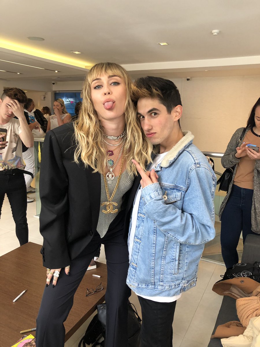 This just happened !!!! I can’t believe I met you again <a href="/MileyCyrus/">Miley Cyrus</a> it’s such a dream. I’m speechless and need a time to think about it ❤️❤️❤️