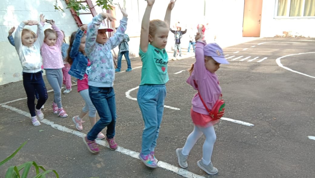 Зарядка для детей на улице
