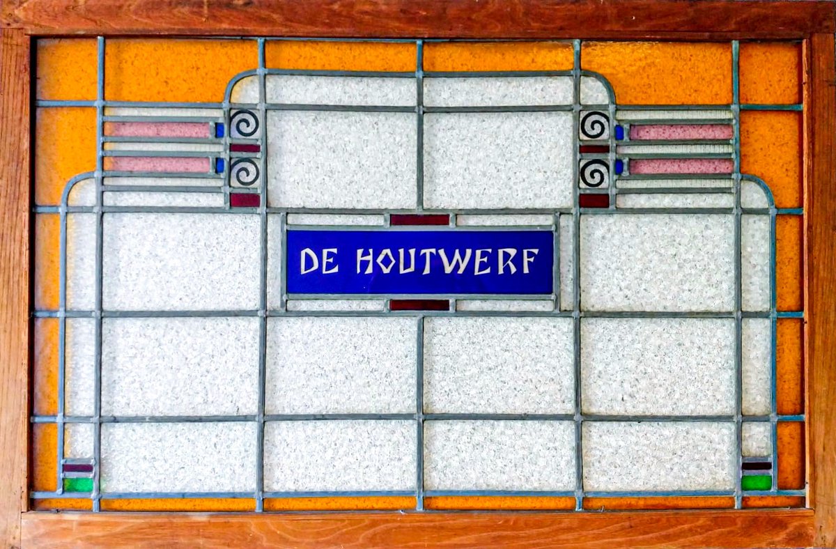 Houtwerf is in het begin van de jaren 30 opgericht. Bij ons op kantoor vind je nog steeds elementen uit die tijd. Rond de jaren 70 veranderde de naam 'De Houtwerf' in de naam zoals wij die nu gebruiken namelijk Houtwerf.
houtwerf.nl/geschiedenis
#houtwerfpeople #glasinlood #hout