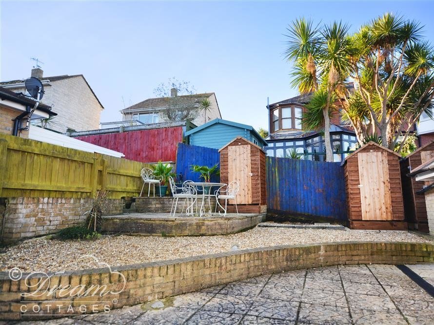 NEW! Captain's House is a modern detached holiday home in the popular Brewers Quay area of Weymouth. It sleeps 5 in 3 bedrooms with 2 bathrooms and has an easy walk to restaurants &amp; cafes. Some September &amp; October still free but clear for 2020 bookings at dorset-holiday.co.uk/weymouth-holid…
