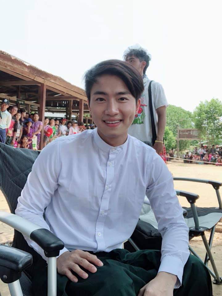 EiThaeMon2's tweet photo. ေက်ာင္​းသား​ေလးပဲျဖစ္​ျဖစ္​ဆရာ​ေလးပဲျဖစ္​ျဖစ္​ခ်စ္​တာပဲ😍😍 https://t.co/GE3OjAV0u4