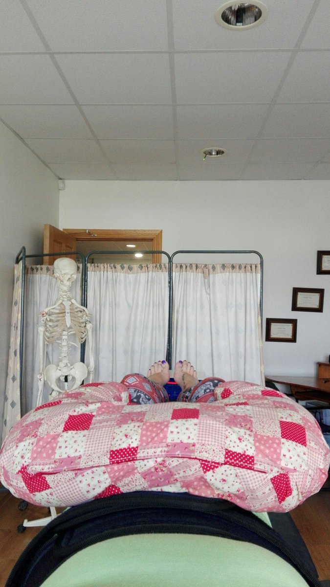 LassLilac's tweet image. STRETCHING the spine in anticipation of the nerve root injection on Thursday 🐂#mirandamoranphysio #tractionmachine #happyspine  #oneinchtaller #60shadesofpurple #lifestartsat60