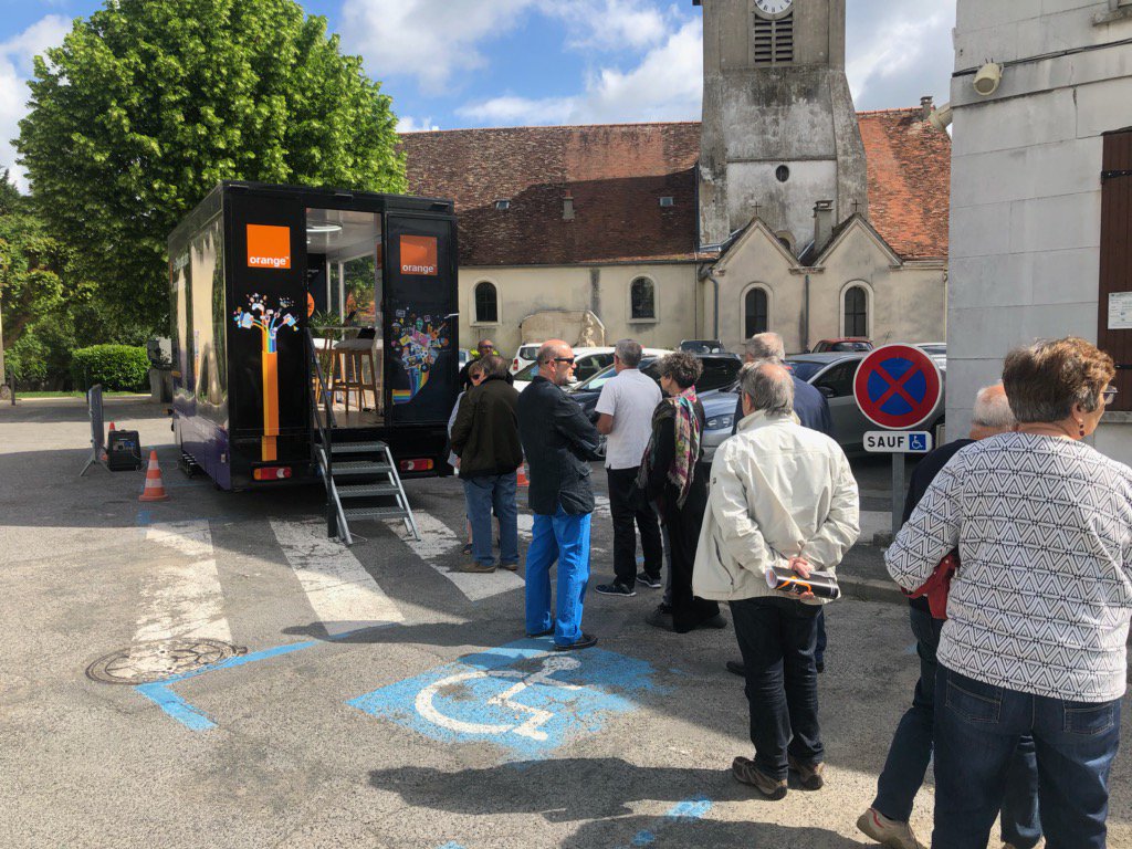 Le Fiber Truck Orange, à Saint Germain sur Morin ce matin, une forte présence dès son arrivée des habitants de la commune. #OrangeIDF