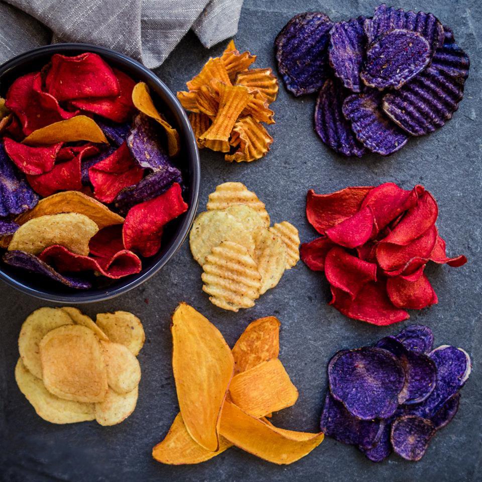 Foodeliciousnl's tweet photo. Terug van weggeweest 🙌 De heerlijke groenten chips van Terra. Lekker bij een zomers drankje van Belvoir of Fentimans of probeer ze met een van onze nieuwe zomerse wijnen! Kom langs in de winkel of bestel via https://t.co/bVpHOb6SUI #terrachips #groentenchips #wijhebbenhet https://t.co/2uE4he8LEv