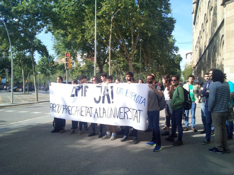 cos_bcn's tweet photo. Jornada de lluita #28MvagaPDI. Els investadors predoctoral de la UB reclamen l'aplicació de l'EPIF. @cos_ub #ubexplota https://t.co/KL50nPcEdC