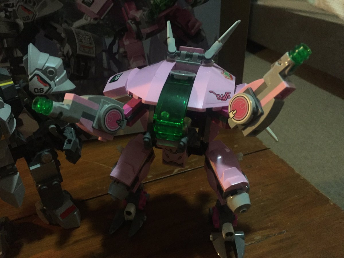 mokumoku561's tweet photo. オーバーウォッチのレゴ買っちゃった!私、人生初レゴ。ラインハルトは旦那が1時間で。ディーバーは私が2時間かけて作った😂
#オーバーウォッチレゴ #レゴ #dva #overwatchlego #reinhardt #OverwatchOriginsEdition https://t.co/kHTnxJkVz5