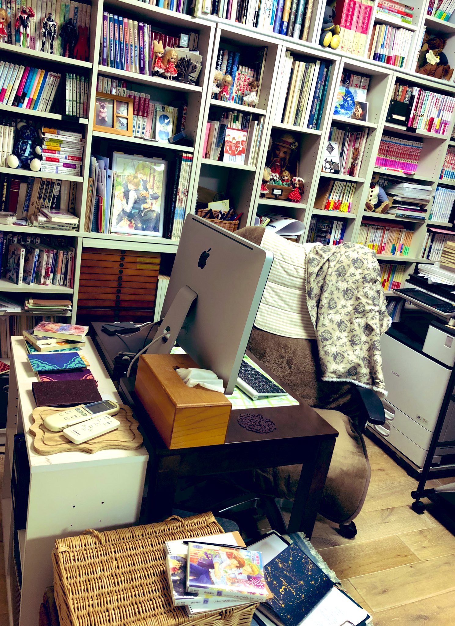 تويتر 小塚佳哉 على تويتر 小説家さんの作業環境が見たい 作業環境というか ワークスペース 書斎というより お気に入りを並べた壁一面の本棚があこがれだったんですが 今やってる初稿が上がったら模様替えしたいから記念にw T Co Foi1q493pu