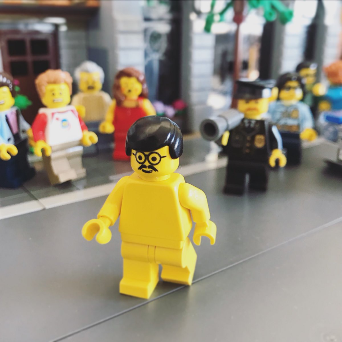 michilego's tweet photo. 知人に古いレゴをごっそりもらいまして、中にすっぱだかフィギュアがあったのでちょっと悪ふざけ。 https://t.co/djz2A6We4x