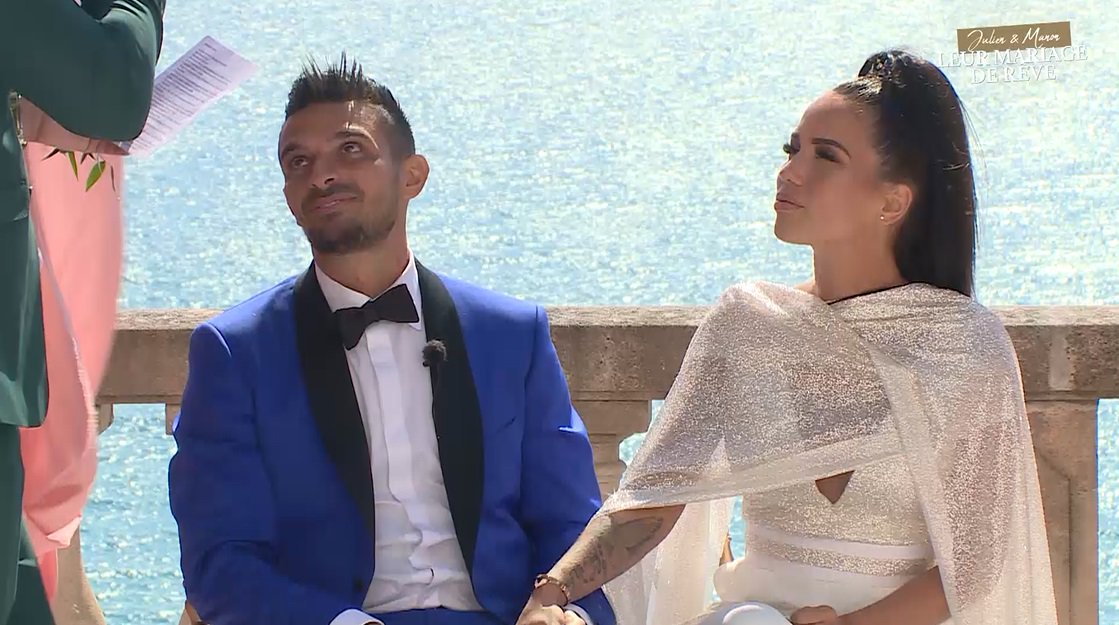 NonStopReality's tweet image. EXCLU VIDÉO - Après le mariage civil, place à la cérémonie laïque ! Dans ce 7e épisode, @ManonMarsault et @JulienMiami n'ont pu retenir leurs larmes en écoutant les discours de leurs proches 💞 
CLIQUEZ sur le lien suivant pour visionner ce volet inédit ➡ bit.ly/30Nu9XP