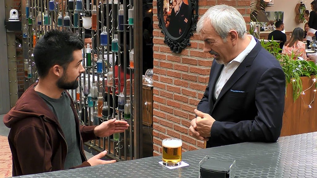 firstdates_tv's tweet photo. ¿Un curso de seducción? ¡Eso es un éxito asegurado!... ¿verdad? 😏 #FirstDates905 https://t.co/cAiOQ2i6kz https://t.co/VvmcagGsBL